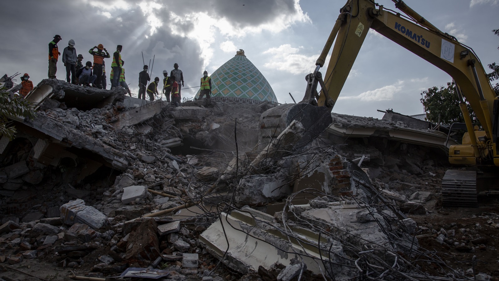 فرق الإغاثة تواصل إزالة حطام المباني التي انهارت بواسطة الجرافات (غيتي)