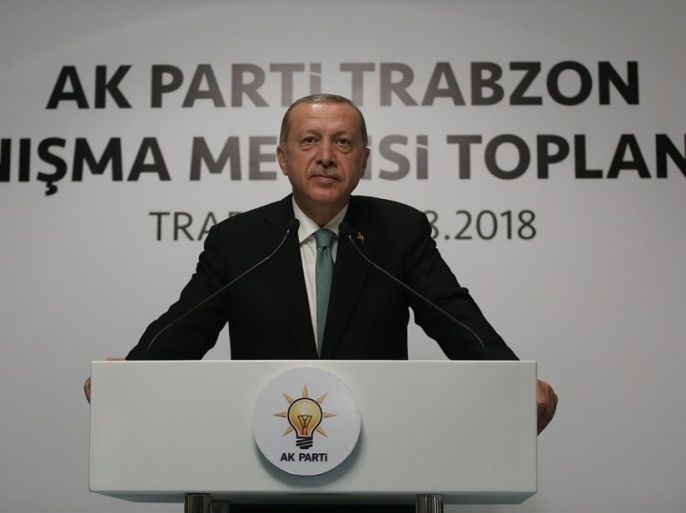 الرئيس التركي رجب طيب أردوغان يتحدث أمام أعضاء حزبه بمدينة طرابزون