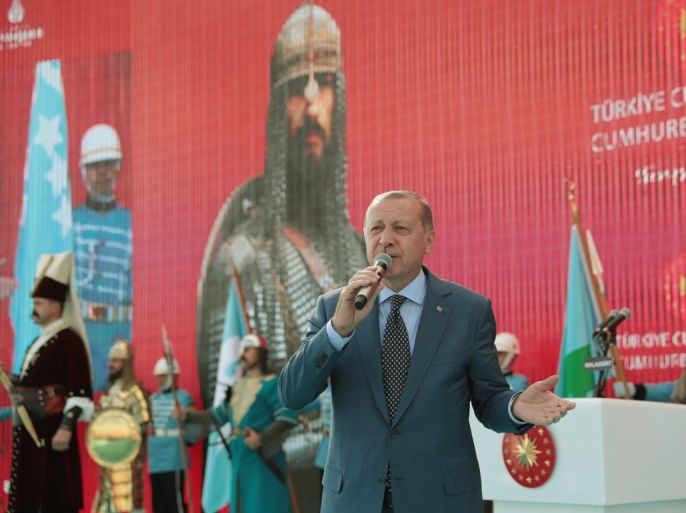 أردوغان يتحدث إلى الجماهير خلال احتفال بالذكرى السنوية لمعركة ملاذكرد نقلا عن صفحته بتويتر
