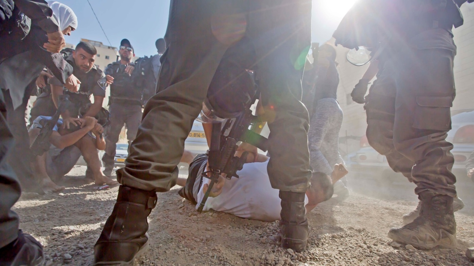 قوات الاحتلال تتعامل بعنف مع المقدسيين عند محاولة هدم منشأة في حي سلوان بالقدس (الجزيرة)