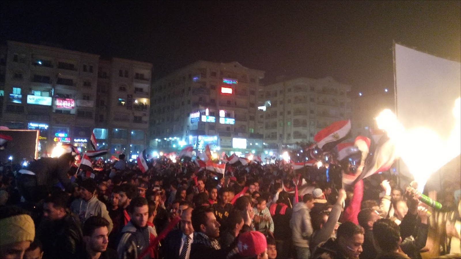 ‪الشارع المصري كان أكثر وضوحا في تأييد محمد صلاح بعد نشر مطالبه‬ (الجزيرة-أرشيف)