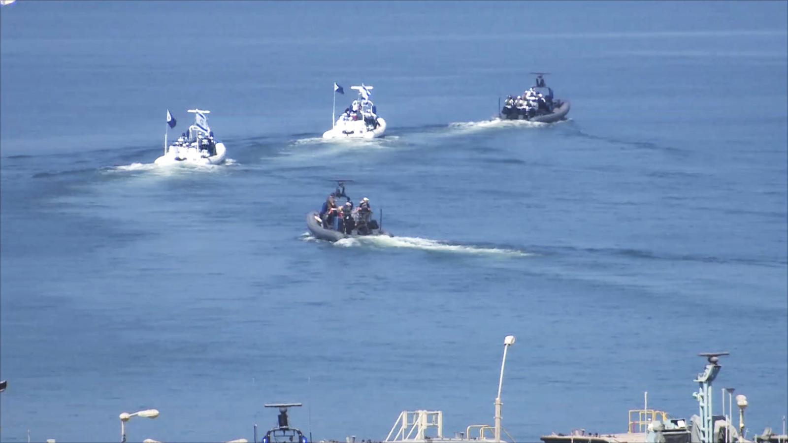 ‪قطع عسكرية تابعة للبحرية الإسرائيلية أثناء سيطرتها على إحدى سفن كسر الحصار عن غزة‬  (الجزيرة)