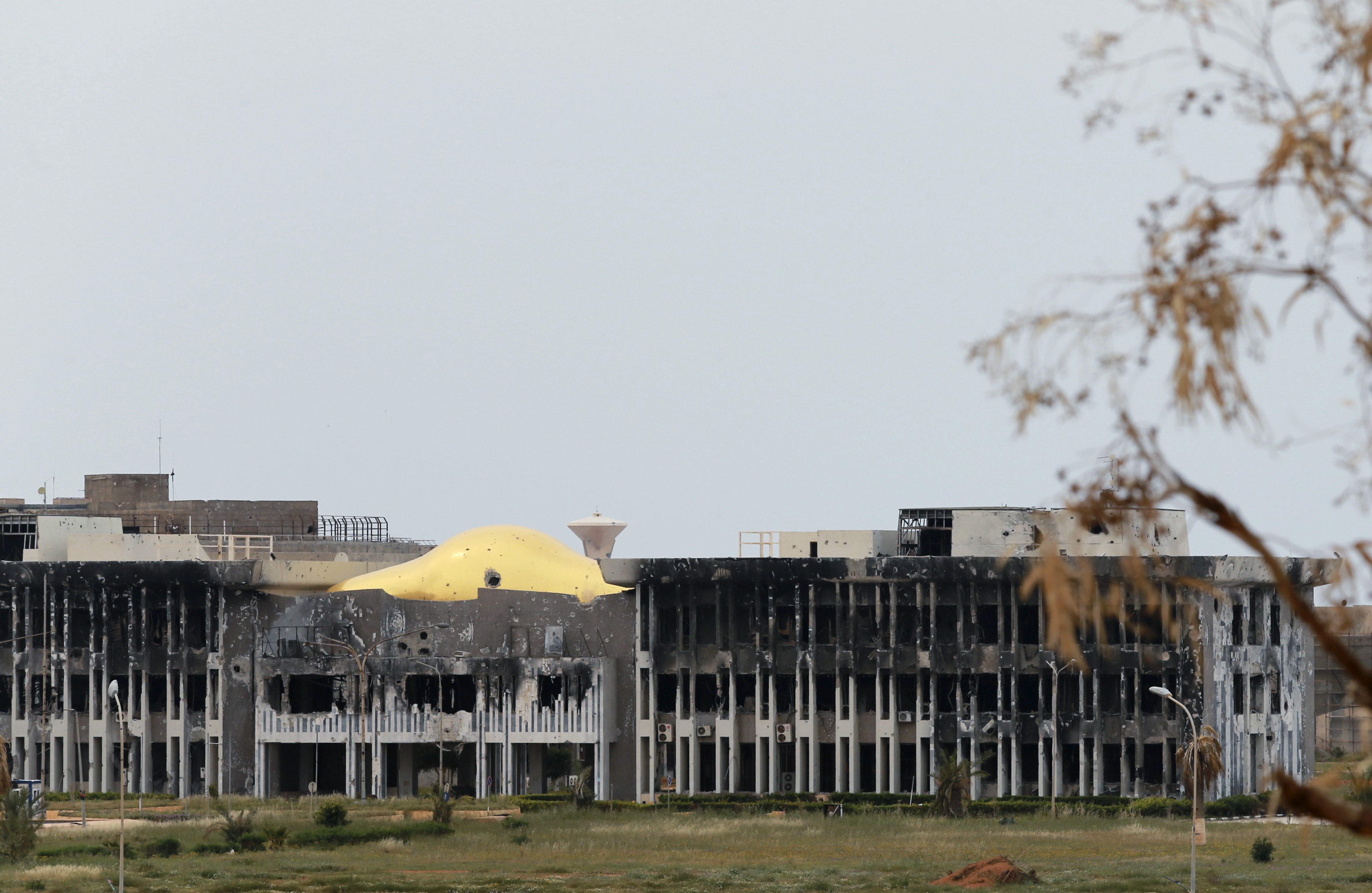 الحرم الجامعي في بنغازي محترقا  (رويترز)