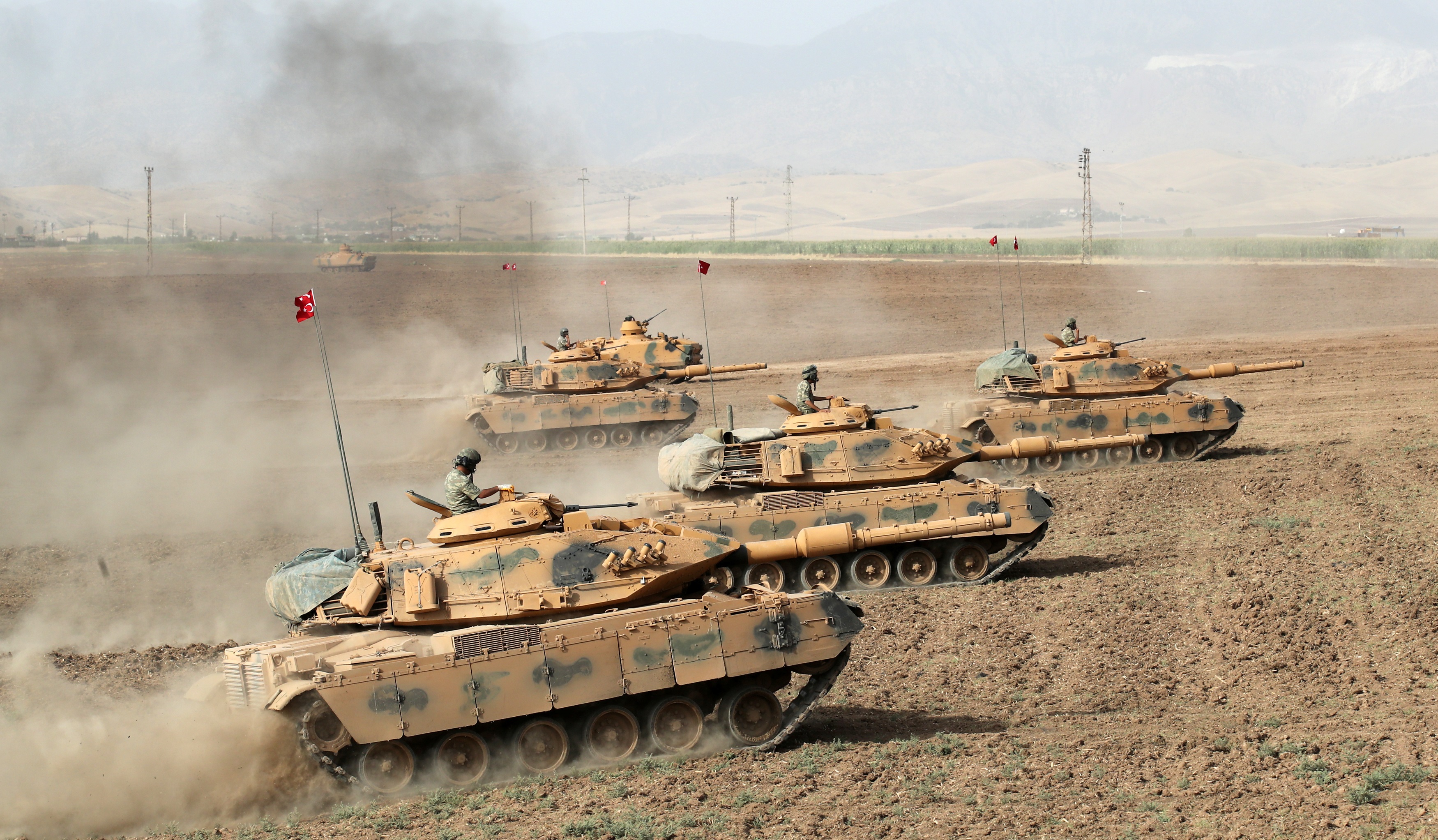 دبابات الجيش التركي في الأراضي التركية (رويترز)
