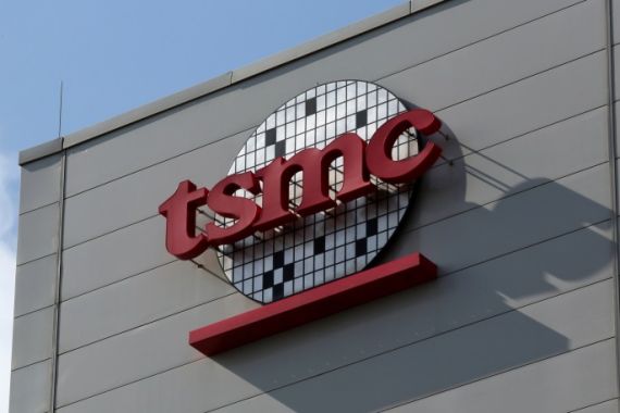 A logo of Taiwan Semiconductor Manufacturing Co (TSMC) is seen on a wall of its headquarters in Hsinchu, Taiwan October 5, 2017. Picture taken October 5, 2017. REUTERS/Eason Lam