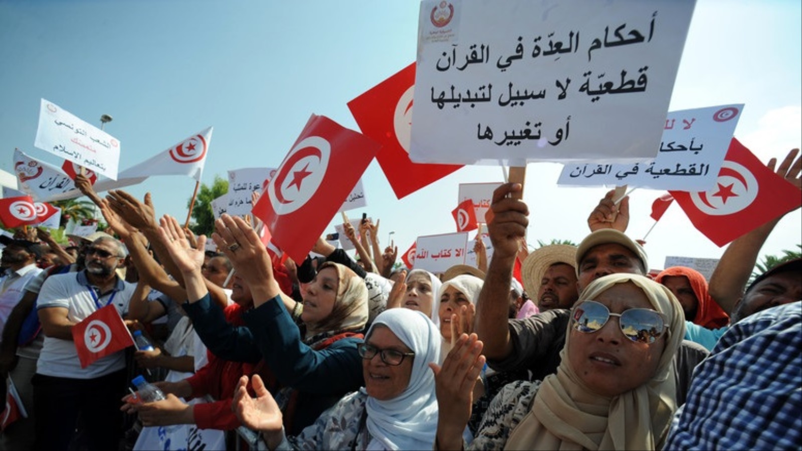 ‪احتج السبت الماضي آلاف التونسيين للتعبير عن رفض المساواة في الإرث بين الجنسين لأنها مخالفة للدستور وتهدد هوية البلاد العربية الإسلامية‬ (الأوروبية)