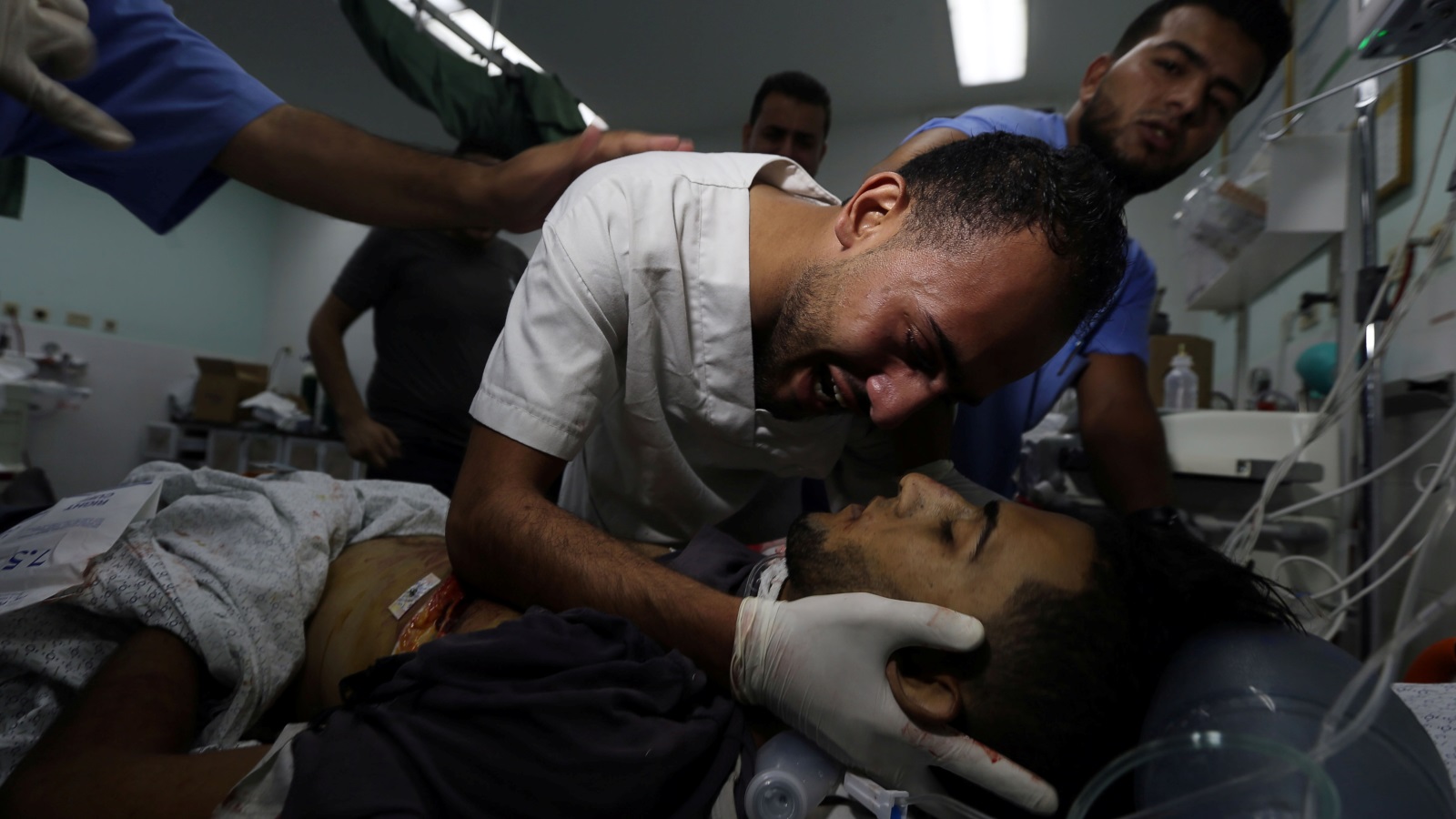 الشهيد المسعف عبد الله القططي في أحد مستشفيات غزة (رويترز)