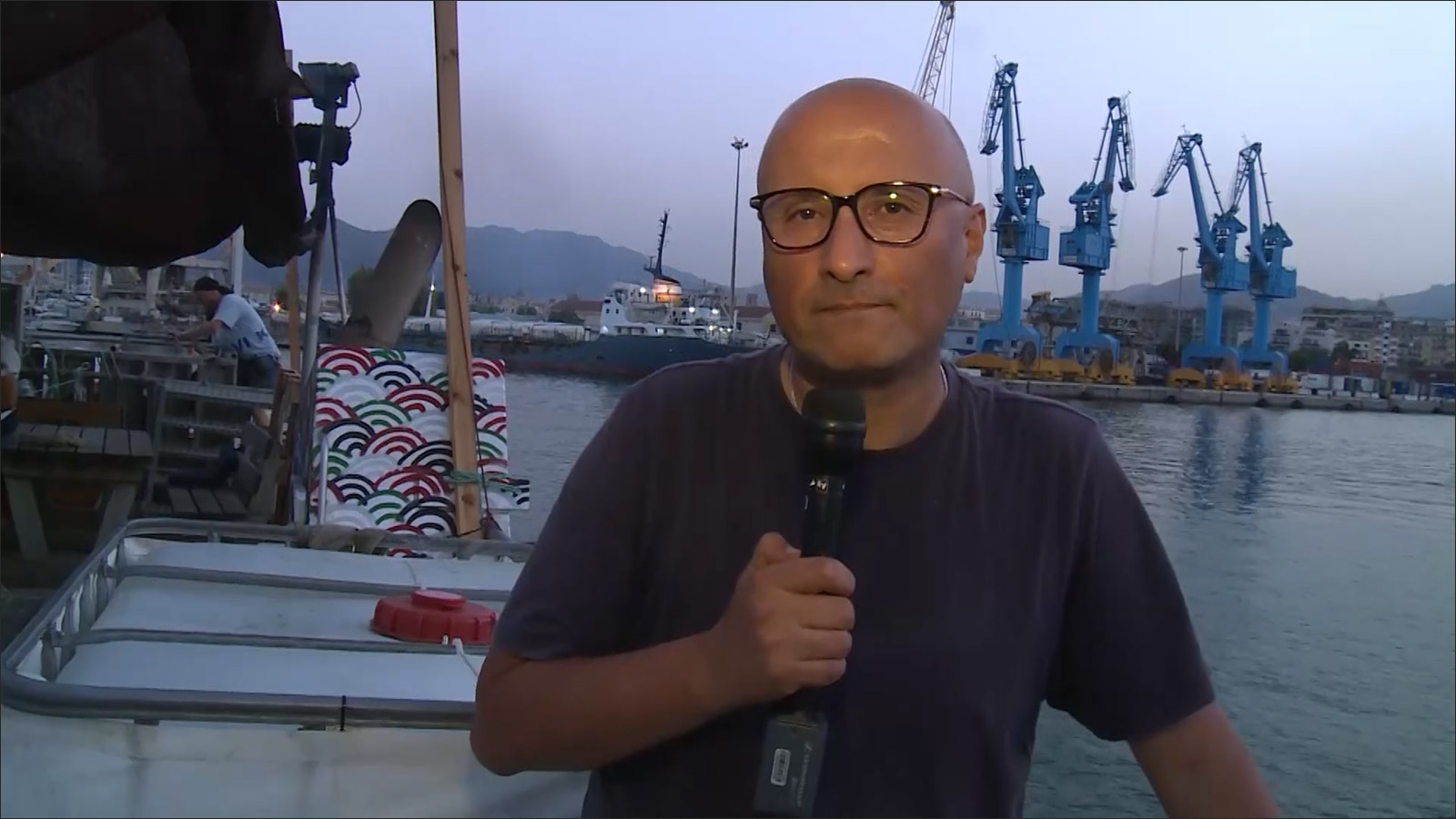 ‪مراسل الجزيرة عبد المنعم العمراني رافق سفينة العودة انطلاقا من ميناء باليرمو الإيطالي‬ (الجزيرة)