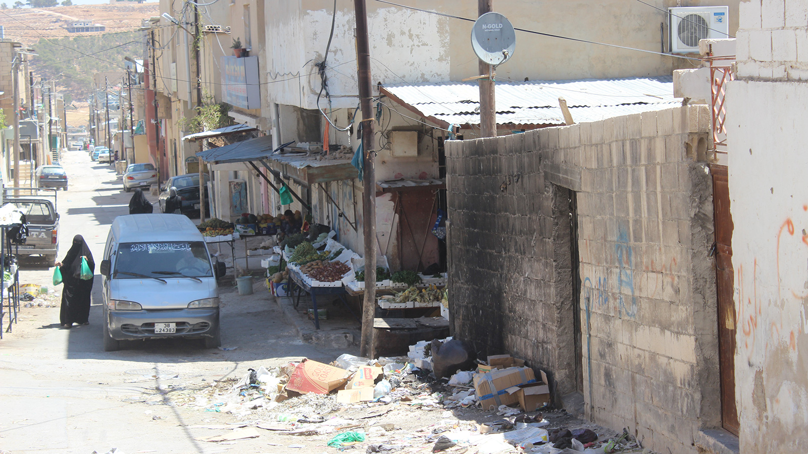 ‪النفايات تغطي شوارع مخيم غزة‬ (الجزيرة)