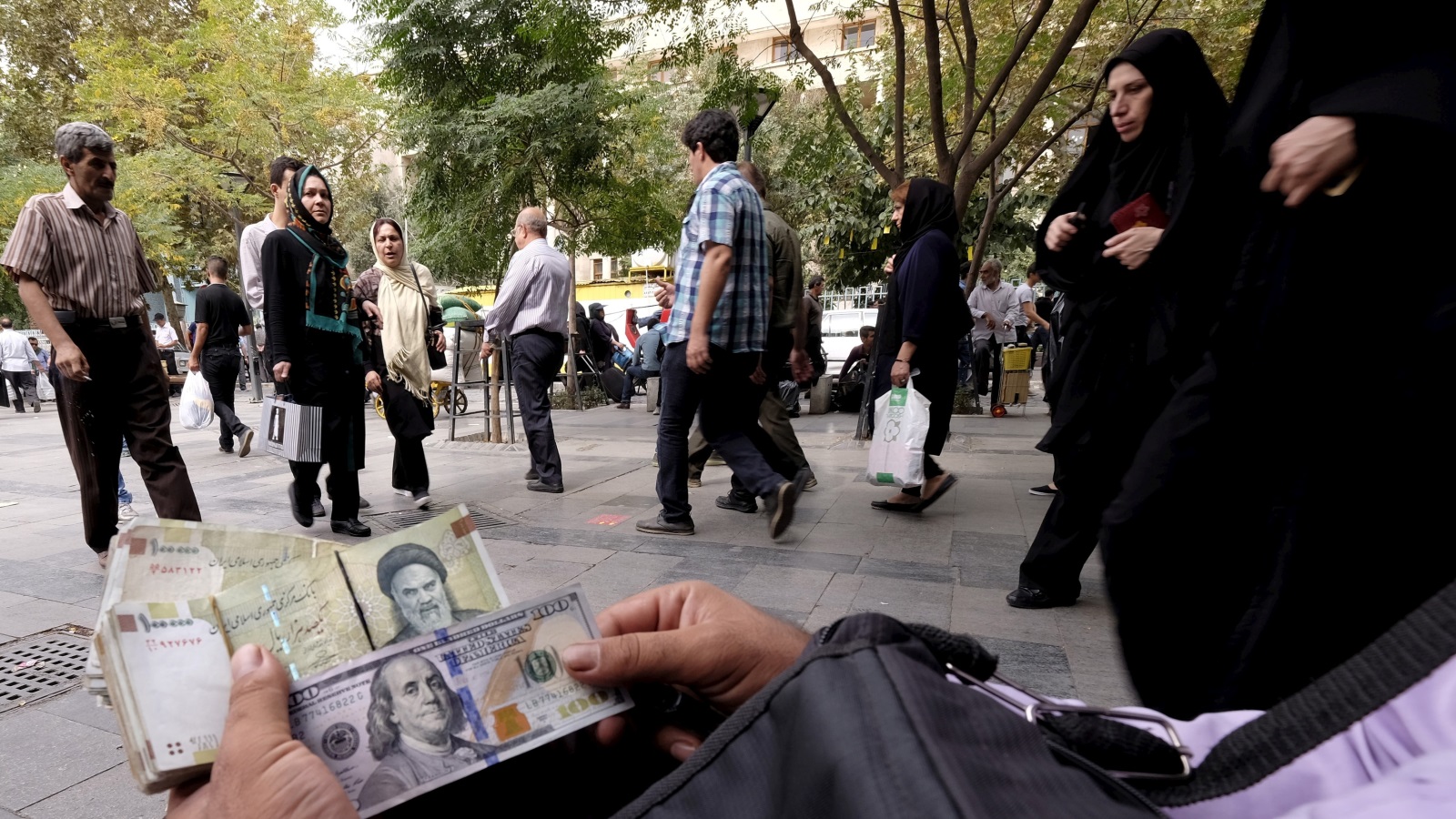 الريال الإيراني تراجع لمستويات قياسية مقابل الدولار