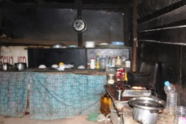المطبخ داخل خيمة عائلة أم سيف في الخان الأحمر