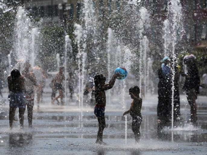 People cool off in water fountains in Nice as hot summer temperatures continue and authorities maintain a heat wave alert in France, August 1, 2018. REUTERS/Eric Gaillard