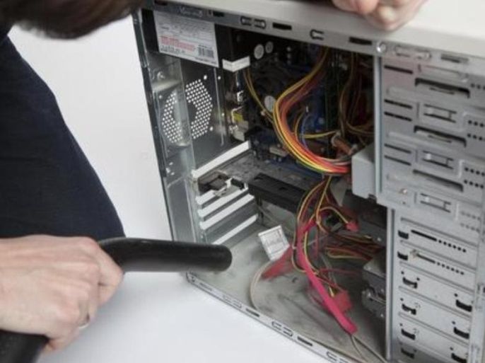 يمكن استعمال المكنسة الكهربائية لتنظيف الحواسيب المكتبية والمحمولة من الغبار والأتربة
