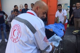 إسعاف أحد الجرحى في اقتحام الاحتلال لمركز عين اللوزة الطبي في حي سلوان بالقدس