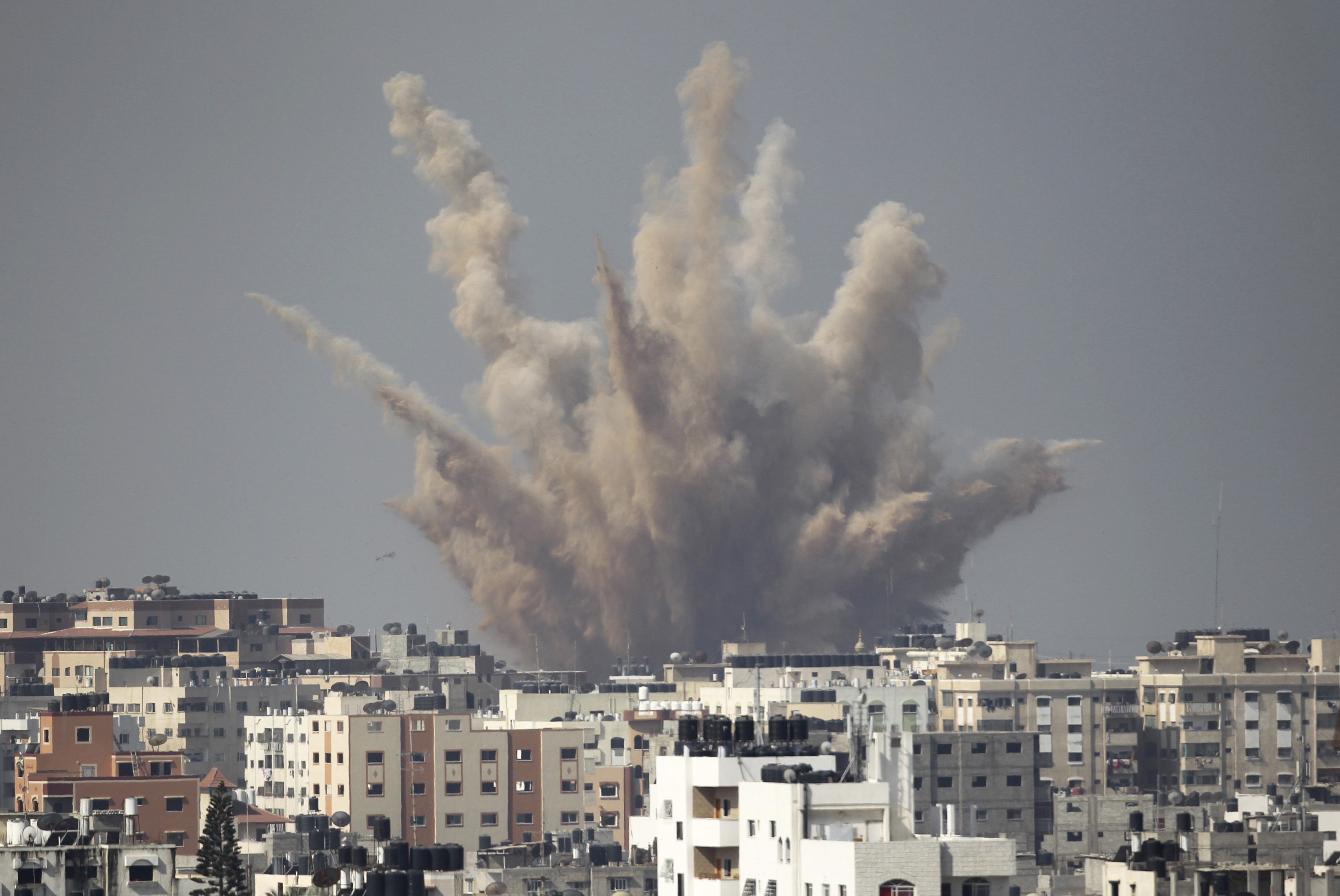 قصف إسرائيلي على غزة  (رويترز)