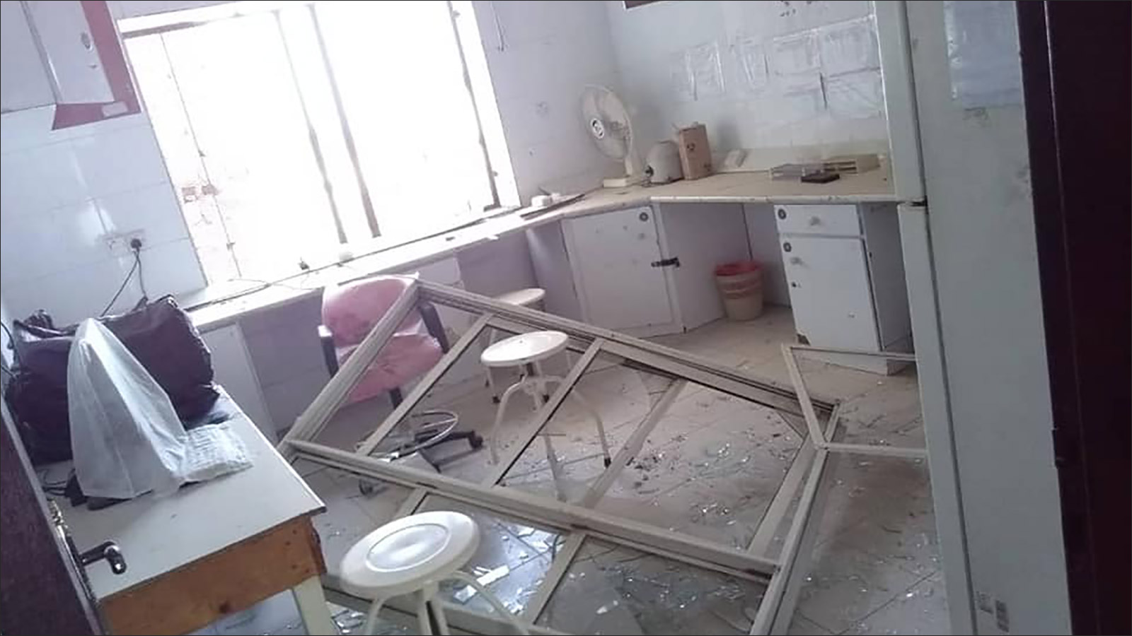 جزء من الدمار الذي طال المختبر العام وسط مدينة الحديدة جراء القصف الجوي(مواقع التواصل الاجتماعي)