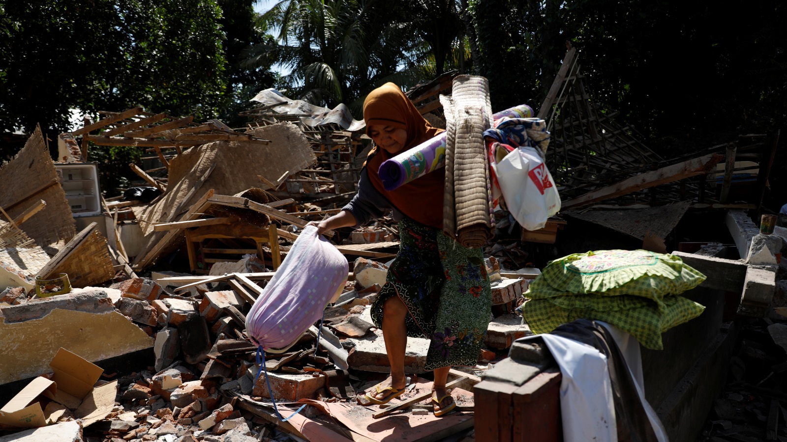 سكان الجزيرة باتوا في العراء خوفا من هزات ارتدادية قد تلحق المزيد من الأضرار (رويترز)