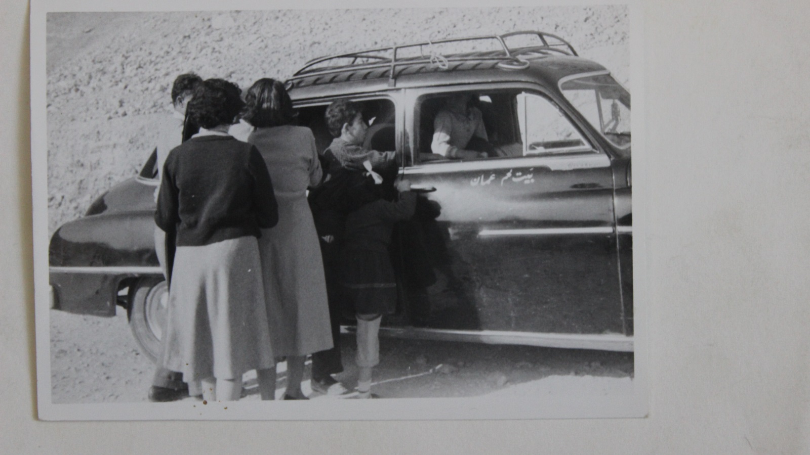 صورة لعائلة فقوسة من بيت لحم توثق خط مواصلات بيت لحم عمان (الجزيرة)