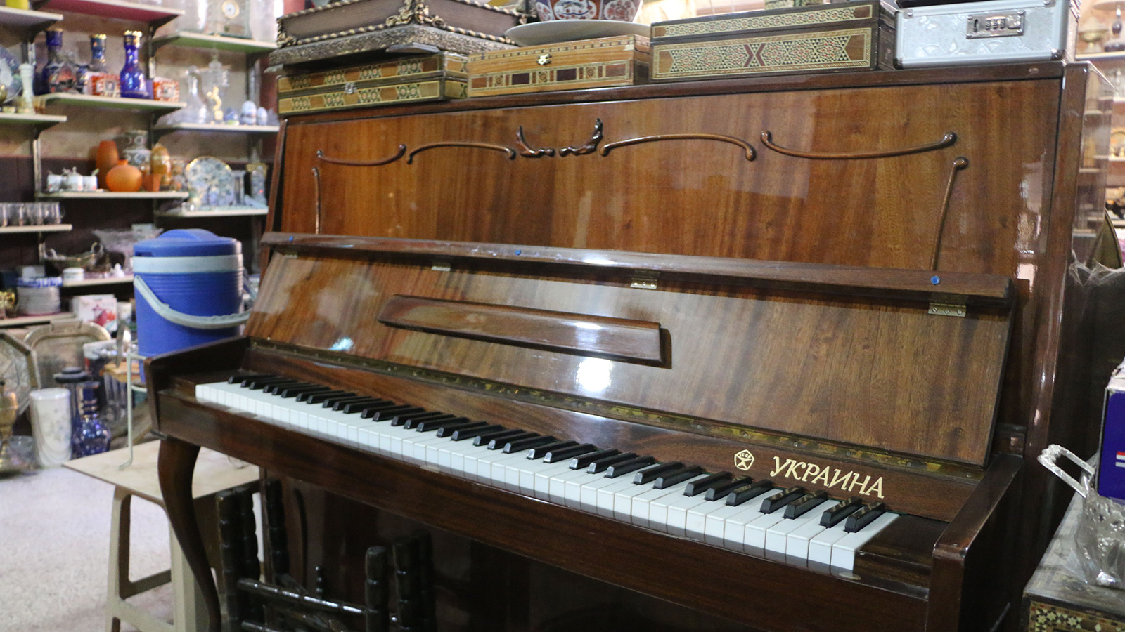 البيانو الأوكراني الصنع من التحف المميزة لكنه لا يستهوي الزوار (الجزيرة)
