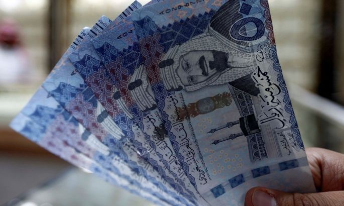 A Saudi money changer displays Saudi Riyal banknotes at a currency exchange shop in Riyadh, Saudi Arabia July 27, 2017. REUTERS/Faisal Al Nasser