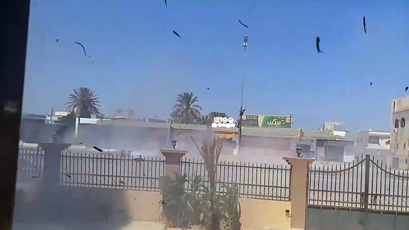 ‪الاشتباكات تجددت الثلاثاء في طرابلس بين فصائل مسلحة‬ (الجزيرة)