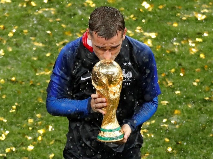 Soccer Football - World Cup - Final - France v Croatia - Luzhniki Stadium, Moscow, Russia - July 15, 2018 France's Antoine Griezmann kisses the trophy to celebrate winning the World Cup REUTERS/Christian Hartmann TPX IMAGES OF THE DAY