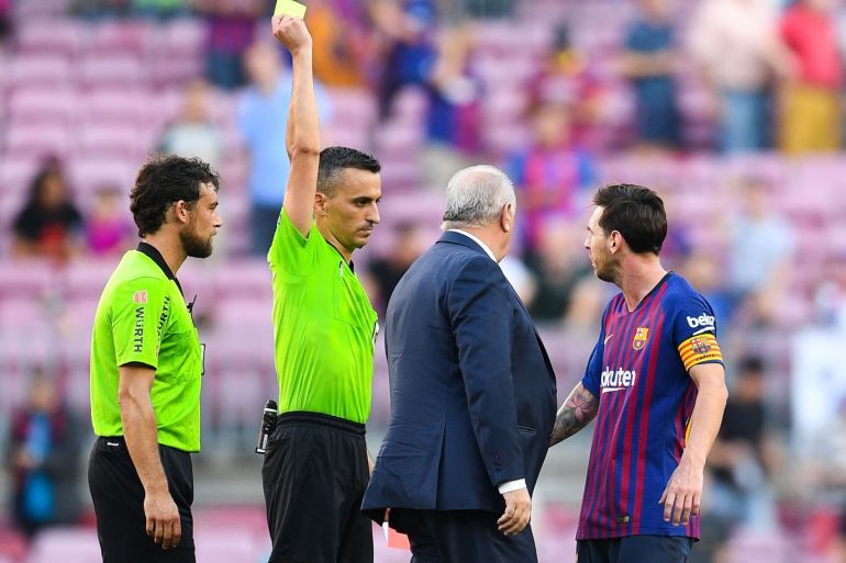 BARCELONA, SPAIN - SEPTEMBER 29: Lionel Messi of FC Barcelona is shown a yellow card by the referee Jaime Latre at the end of the La Liga match between FC Barcelona and Athletic Club at Camp Nou on September 29, 2018 in Barcelona, Spain. (Photo by David Ramos/Getty Images)