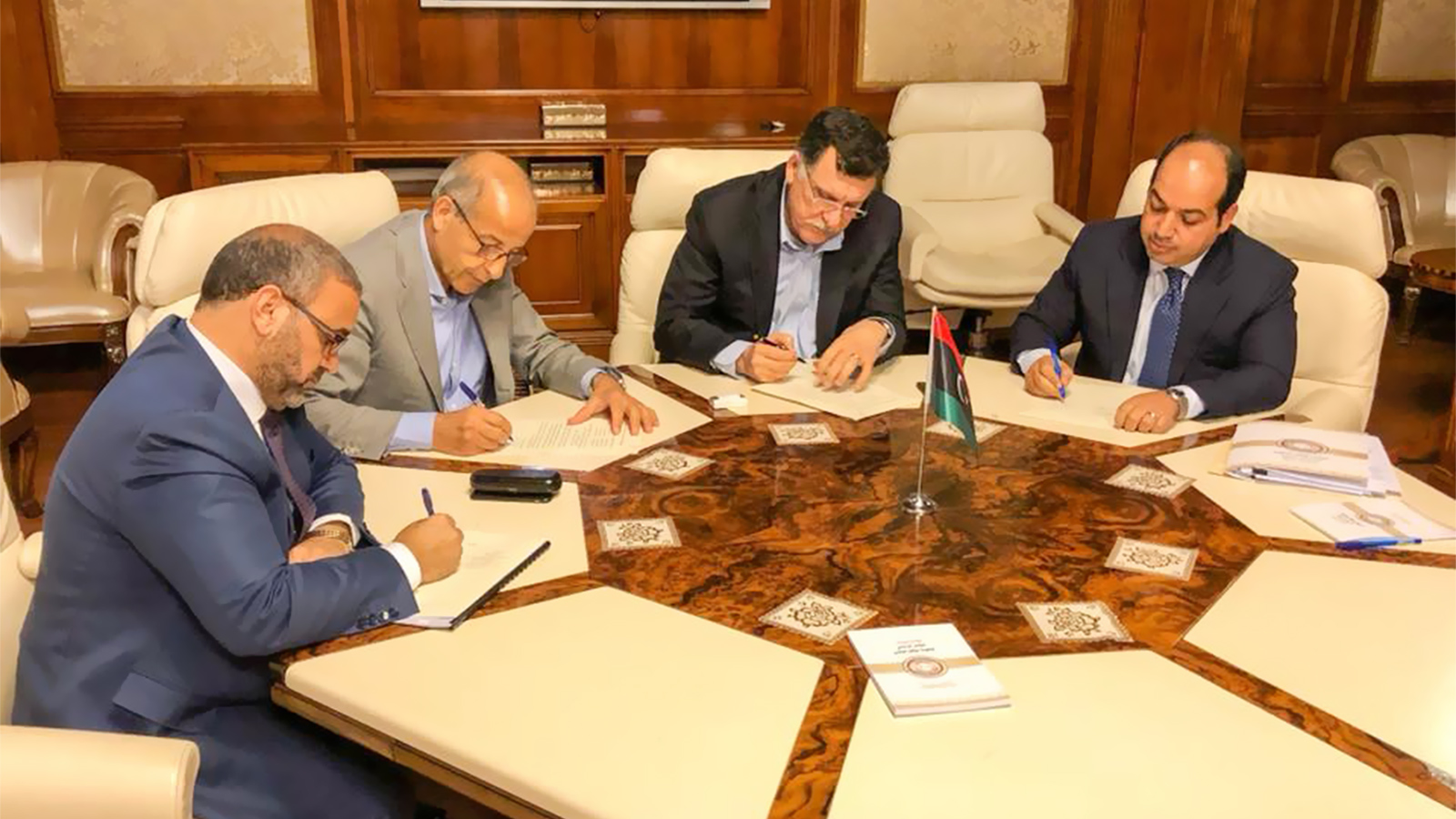 توقيع برنامج الإصلاح الاقتصادي في مقر حكومة الوفاق بطرابلس (مواقع التواصل)