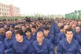 منشور حكومي على مواقع التواصل الاجتماعي في أبريل/نيسان 2017 يظهر معتقلين في معسكر تثقيف سياسي في مقاطعة هوتان، مديرية هوتان، سنجان.
