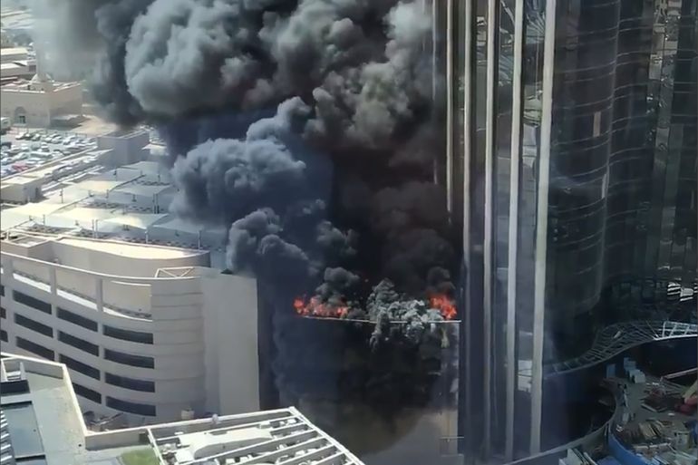 حريق ضخم بأحد الأبراج بالعاصمة الكويتية