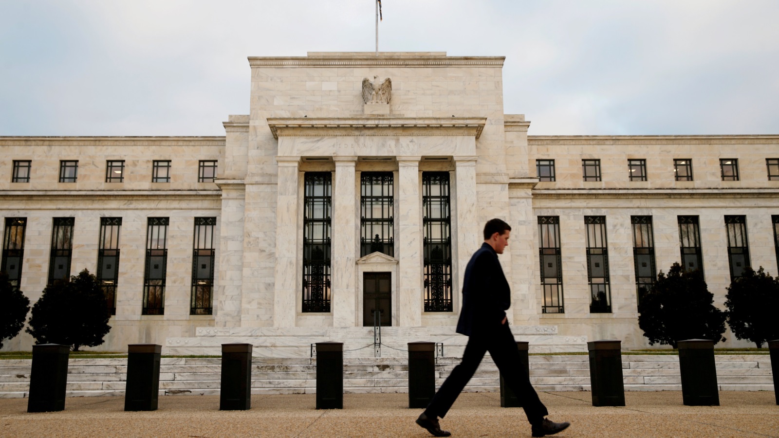 ‪الفيدرالي الأميركي سيضع حدا لتخفيضات أسعار الفائدة مما يشير إلى أن الاقتصاد العالمي بدأ يجد طريقه نحو الاستقرار‬ (رويترز)