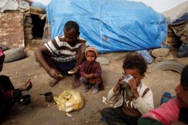 A family eat breakfast outside their hut at a camp for people displaced by the war near Sanaa, Yemen September 26, 2016. REUTERS/Khaled Abdullah SEARCH