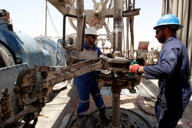 Men work for Iraqi Drilling Company at Rumaila oilfield in Basra, Iraq, May 11, 2017. REUTERS/Essam Al-Sudani