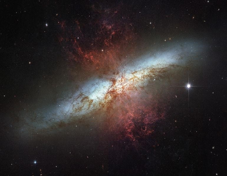 صورة مركبة من التلسكوب هابل تبين روعة مجرة السيجار، تلك التي تشبه السيجار فعلا