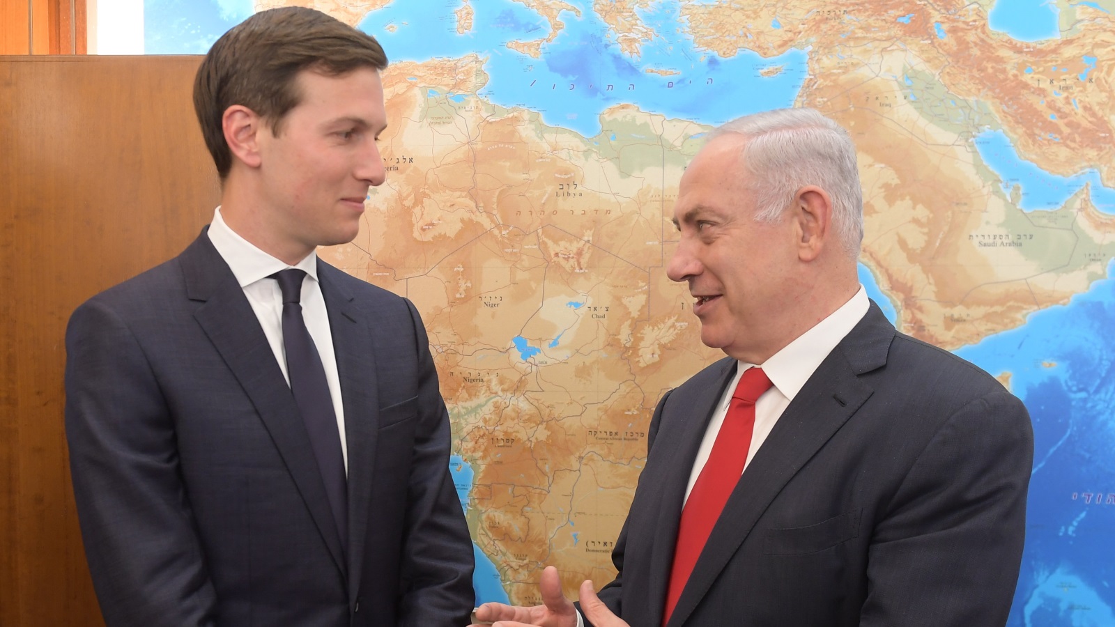 كوشنر (يسار) خلال لقاء مع بنيامين نتنياهو في القدس المحتلة (غيتي)