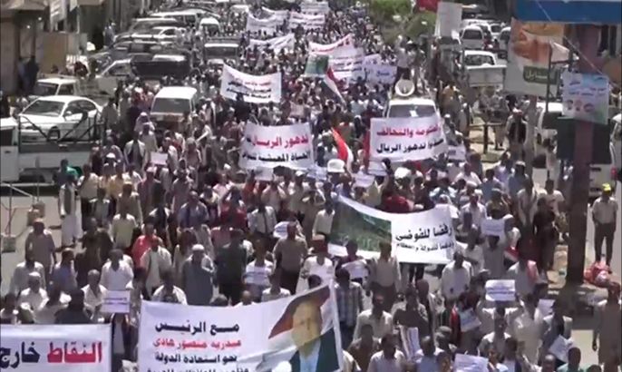 مظاهرات بتعز تطالب بالأمن وتندد بالتحالف السعودي الإماراتي