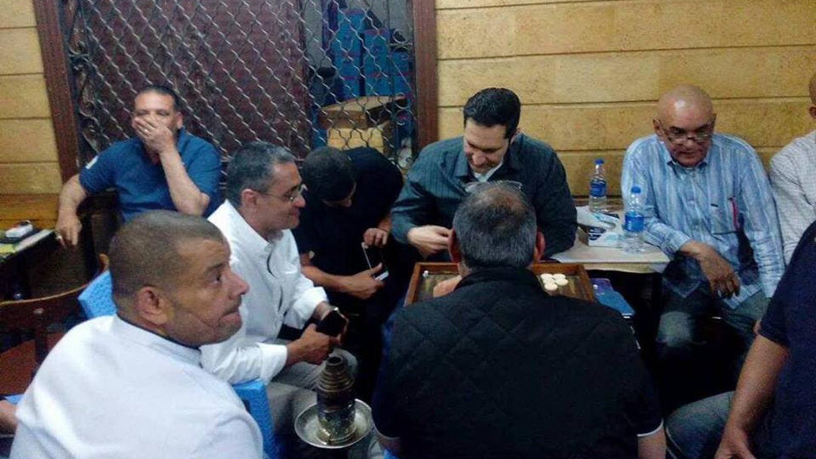 ‪صورة لعلاء مبارك وهو يلعب الطاولة في مقهى بإمبابة‬ (مواقع التواصل)
