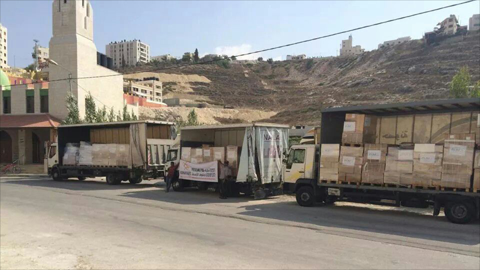 ‪شاحنات محملة بالإغاثة الطبية والأدوية جمعت من أهل الداخل الفلسطيني لسد النقص الذي تعانيه مستشفيات غزة‬ (الجزيرة-أرشيف)