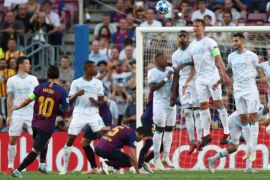Soccer Football - Champions League - Group Stage - Group B - FC Barcelona v PSV Eindhoven - Camp Nou, Barcelona, Spain - September 18, 2018 Barcelona's Lionel Messi scores their first goal from a free kick REUTERS/Sergio Perez