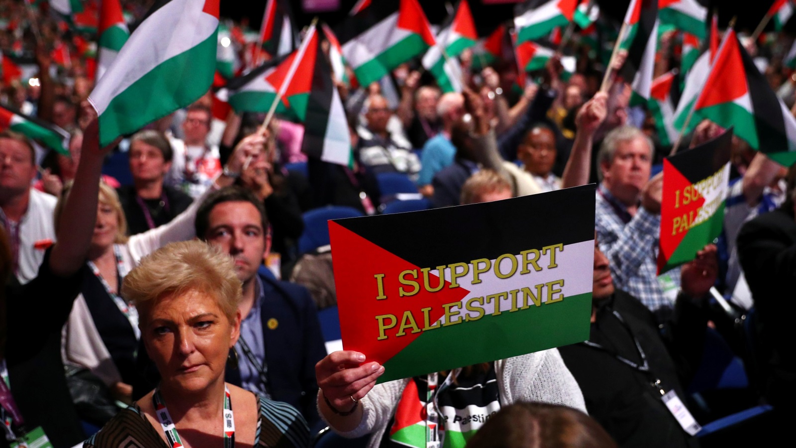 ‪أعلام فلسطين مرفوعة في مؤتمر حزب العمال البريطاني بليفربول يوم 25 سبتمبر/أيلول 2018‬ (رويترز)
