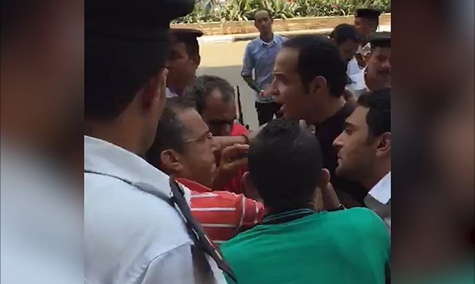 لحظة اعتقال شخص أمام السفارة الأميركية وسط القاهرة