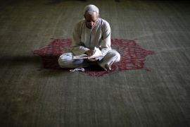 مدونات - رجل يقرأ القرآن