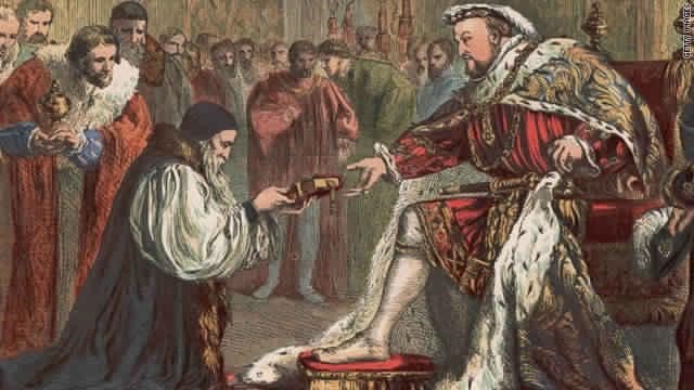 الملك هنري الثامن يرتدي حذاء كرة قدم صنع خصيصا له (مواقع التواصل)