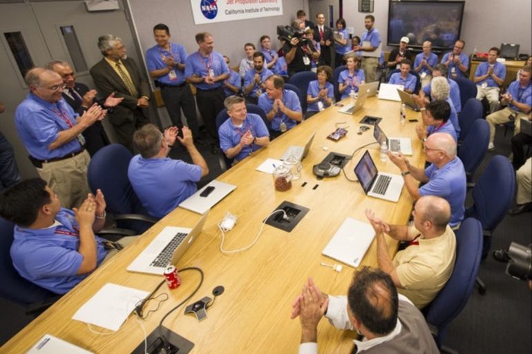 epa03344050 A handout picture provided by NASA shows the Mars Science Laboratory (MSL) team clapping and welcoming White House Science and Technology Advisor John Holdren, third standing from left, as he stopped by to meet the landing team and to say 'Go Curiosity' as NASA Administrator Charles Bolden (2-L) and Jet Propulsion Laboratory Director Charles Elachi (L) look on at the Jet Propulsion Laboratory in Pasadena, California, USA, 05 August 2012. The MSL Rover named Curiosity was designed to assess whether Mars ever had an environment able to support small life forms called microbes. Curiosity is due to land on Mars at 22:31 Pacific Daylight Time on 05 August 2012 (1:31 Eastern Daylight Time on 06 August 2012). EPA/NASA / BILL INGALLS / HANDOUT MANDATORY CREDIT: NASA / BILL INGALLS HANDOUT EDITORIAL USE ONLY HANDOUT EDITORIAL USE ONLY
