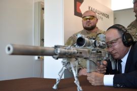 Russian President Vladimir Putin aims a Chukavin sniper rifle SVCh-308 by Russian firearms maker Kalashnikov Concern at Patriot military theme park outside Moscow, Russia September 19, 2018. Sputnik/Alexei Nikolsky/Kremlin via REUTERS ATTENTION EDITORS - THIS IMAGE WAS PROVIDED BY A THIRD PARTY.