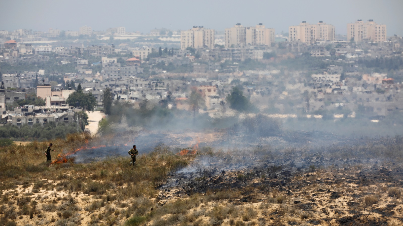 حرائق واسعة بأراضي المستوطنات قرب غزة بفعل الطائرات الورقية الحارقة التي يطلقها الفلسطينيون 