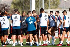 epa06999017 A handout photo made available by the Royal Spanish Football Federation (RFEF) shows Spanish national soccer team head coach Luis Enrique (C) during a training session at City of Soccer, in Las Rozas, Madrid, Spain, 05 September 2018. Spain will face England on 08 September and Croatia on 11 September 2018 in their UEFA Nations League soccer matches. EPA-EFE/RFEF HANDOUT EDITORIAL USE ONLY/NO SALES