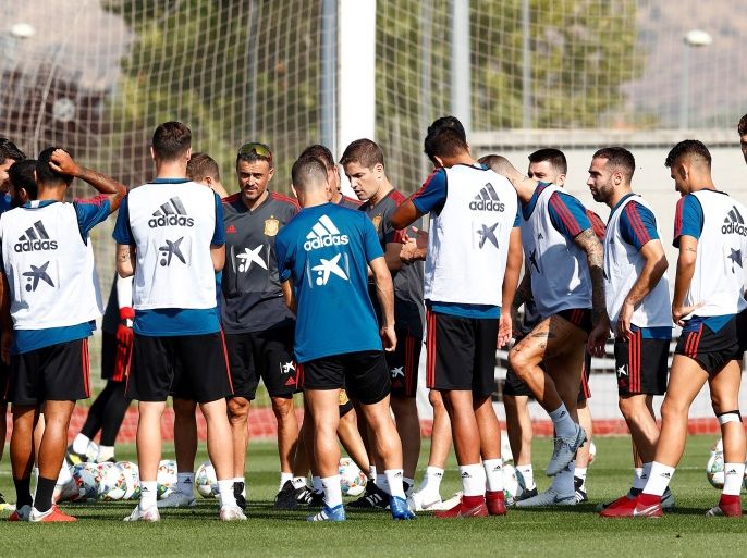 epa06999017 A handout photo made available by the Royal Spanish Football Federation (RFEF) shows Spanish national soccer team head coach Luis Enrique (C) during a training session at City of Soccer, in Las Rozas, Madrid, Spain, 05 September 2018. Spain will face England on 08 September and Croatia on 11 September 2018 in their UEFA Nations League soccer matches. EPA-EFE/RFEF HANDOUT EDITORIAL USE ONLY/NO SALES