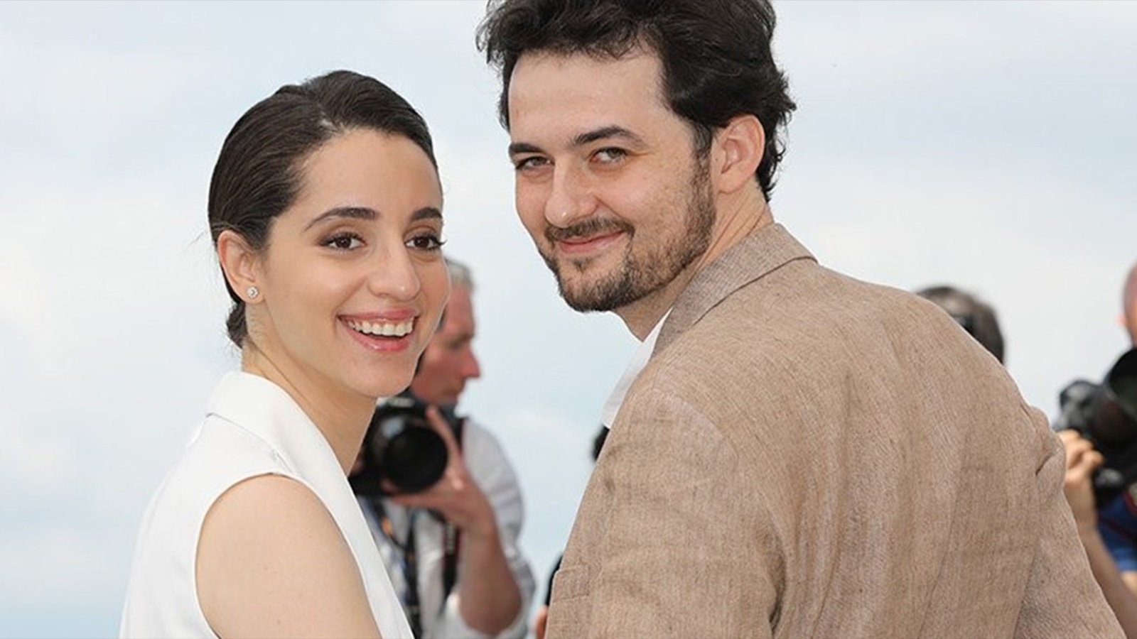 أبو بكر شوقي وزوجته دينا الامام منتجة الفيلم في مهرجان كان (مواقع التواصل)
