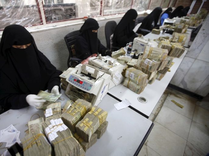 Money exchangers count stacks of Yemeni rials in of the Central Bank of Yemen in Sanaa, Yemen, November 15, 2015. REUTERS/Mohamed al-Sayaghi